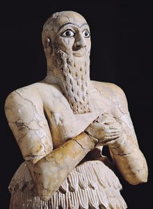 紀元前2800年から2300年のアラバスター、マリ、ユーフラテス川のマリからの祈りでのマリの王、イトゥール=シャマーゲン像の詳細